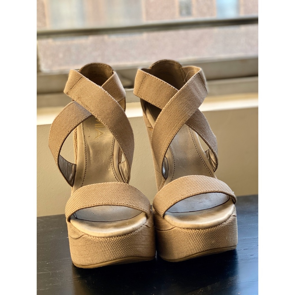 MIA WOMEN'S BEIGE PLATFORM/WEDGE SANDAL SIZE 7.5